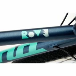 Kona Rove AL 650 Gravel Bike (2022) -Vélos enfr Kona Rove AL 650 Gravel Bike 2022 Adventure Bikes Satin Gose Blue 2022 B22RVA6552 3